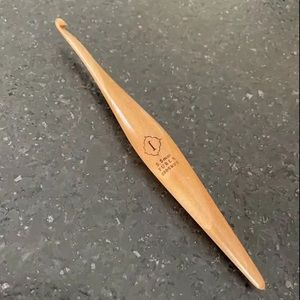 Furls Camwood Streamline Crochet Hook I/5.5